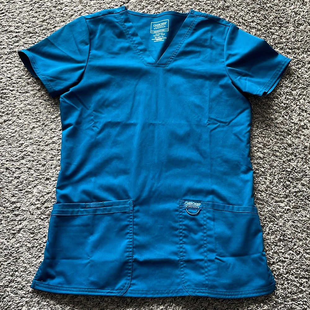 Cherokee scrub top 🎉